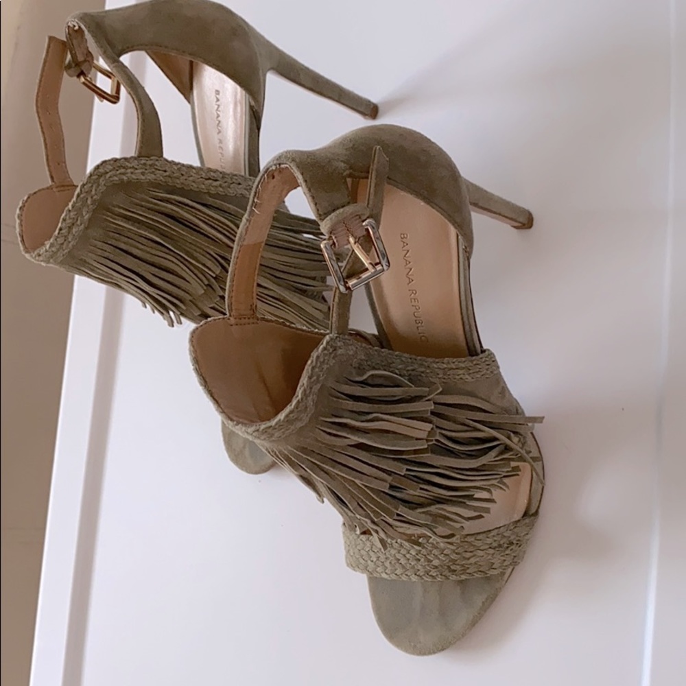 BANANA REPUBLIC SANDALS ( KAKI)